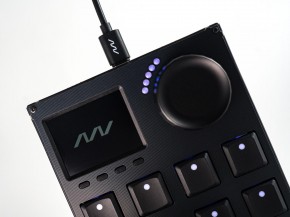 Intech Studio GRID3–VSN1 Screen on Left