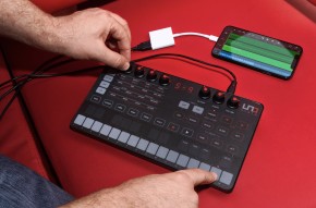 IK Multimedia UNO Synth