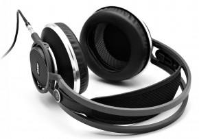 AKG K812